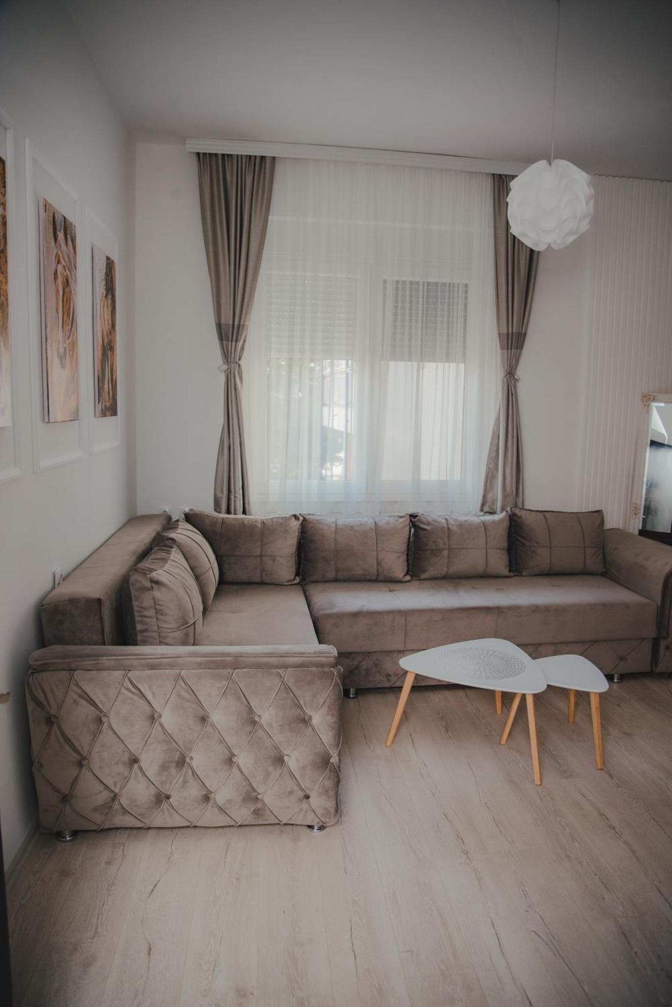 Jes Apartments Лесковац Екстериор снимка
