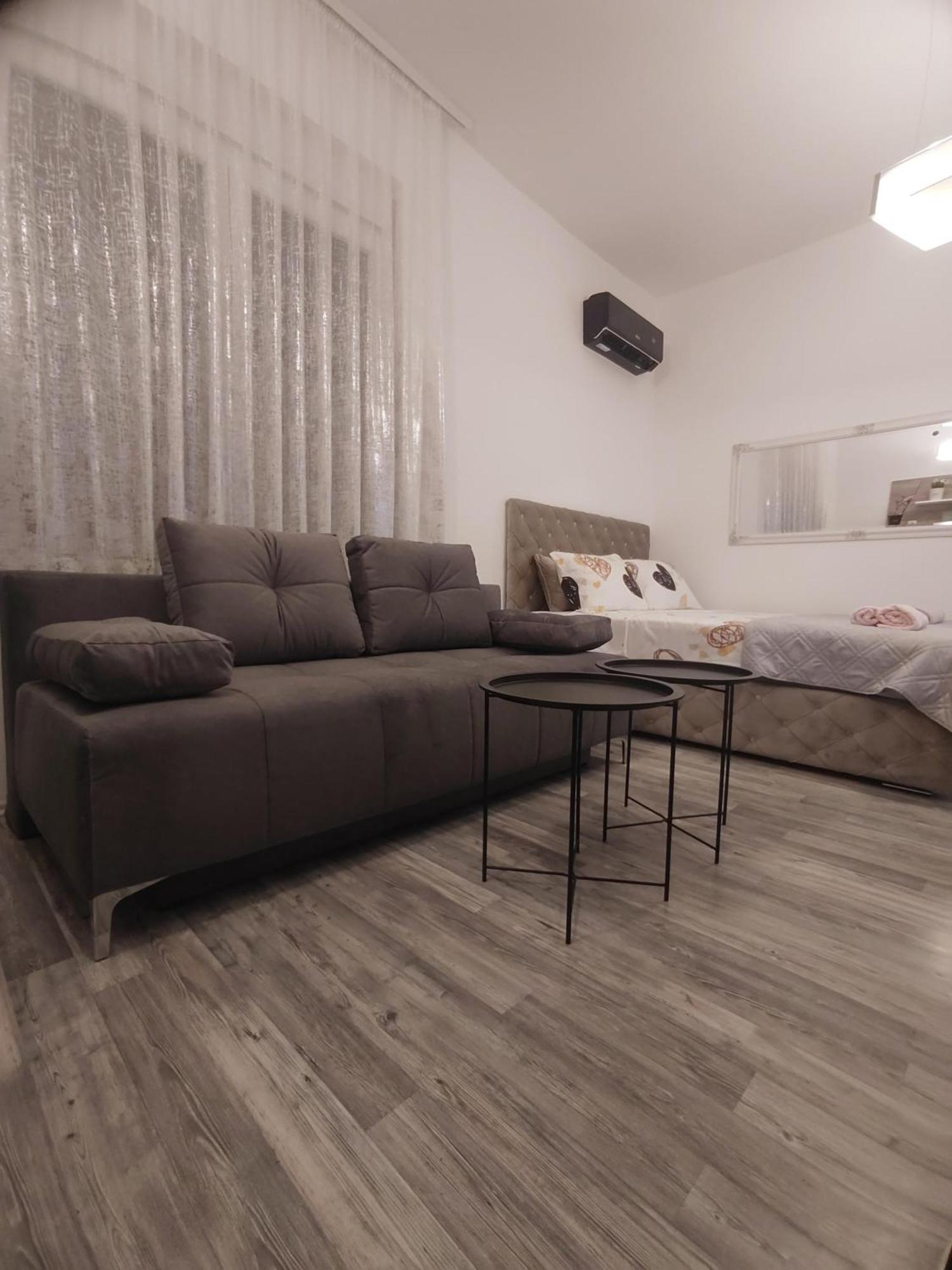 Jes Apartments Лесковац Екстериор снимка